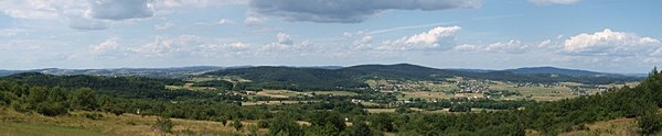 Zdjęcie panoramiczne Pogórza Karpackiego z widocznymi szczytami